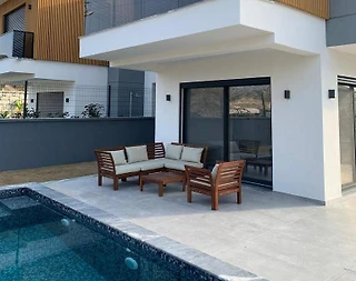 İzmir Çeşme'de Merkezi Konumda, Özel Havuzlu, Bahçeli,  Lüks Villa - 1