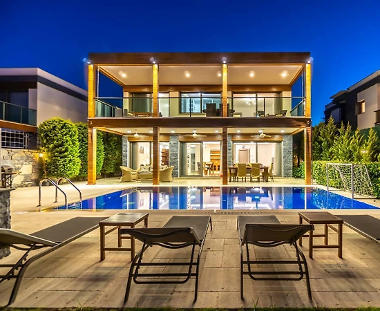 Bodrum Cumhuriyet'de Geniş Bahçeli Bahçeli, Özel Havuzlu, 3+1 Villa - 1
