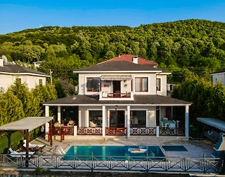 Sakarya Sapanca'da Geniş Bahçeli, Özel Havuzlu, Muhafazakar Villa - 1