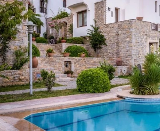 Datça İskele'de Merkezi Konumda, Ortak Havuzlu, Konforlu Ev - 1