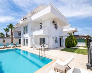 Serik Kadriye'de Geniş Bahçeli ve Özel Havuzlu, Kiralık Villa - 1