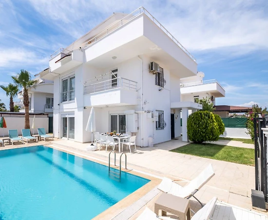 Serik Kadriye'de Geniş Bahçeli ve Özel Havuzlu, Kiralık Villa - 1