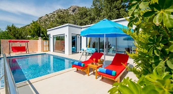 Kaş Üzümlü'de Doğayla Baş Başa, Açık ve Kapalı Havuzlu, Balayı Villası