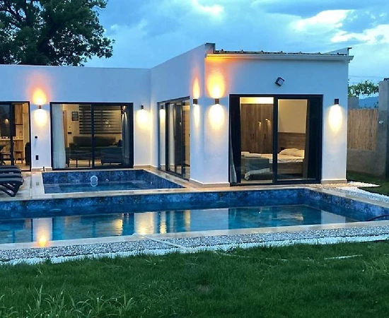 Muğla Fethiye'de Geniş Bahçeli, Özel Havuzlu, Kiralık Lüks Villa - 1