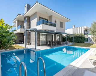 İzmir Çeşme'de Merkezi Konumda, Özel Havuzlu, Bahçeli Villa - 1