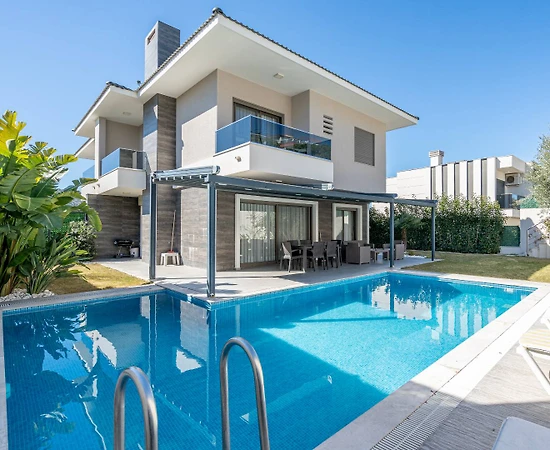 İzmir Çeşme'de Merkezi Konumda, Özel Havuzlu, Bahçeli Villa - 1