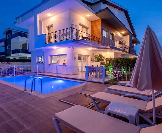 Fethiye Akarca'da Konforlu Tasarımlı, Özel Havuzlu, 4+1 Villa - 1
