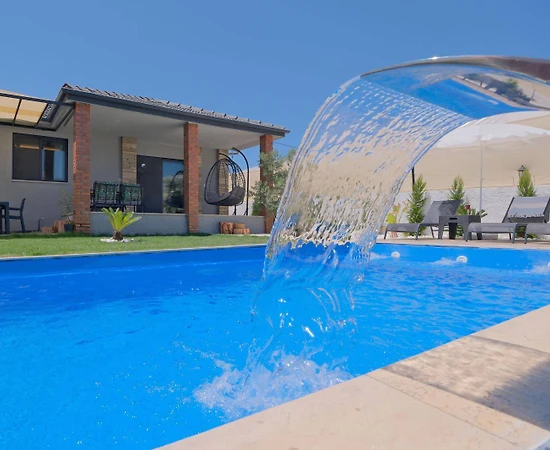 Fethiye Bozyer'de Yemyeşil Bahçeli, Özel Havuzlu, 3+1 Villa - 1