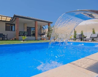 Fethiye Bozyer'de Yemyeşil Bahçeli, Özel Havuzlu, 3+1 Villa - 1