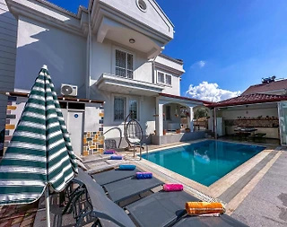 Fethiye Akarca'da Merkezi Konumda, Özel Havuzlu, Verandalı Villa - 1