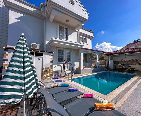 Fethiye Akarca'da Merkezi Konumda, Özel Havuzlu, Verandalı Villa - 1