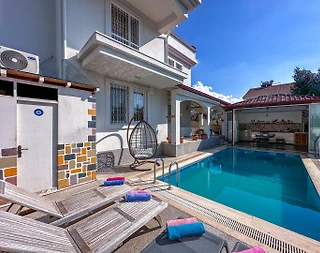 Fethiye Akarca'da Merkezi Konumda, Özel Havuzlu, Verandalı Villa - 2