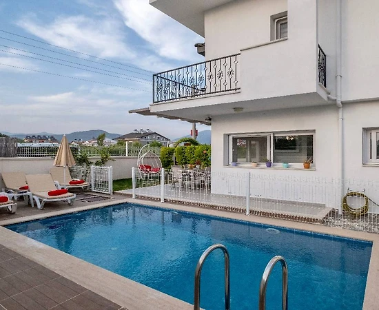 Fethiye Akarca'da Merkeze Yakın Konumda, Özel Havuzlu, Modern Villa - 1