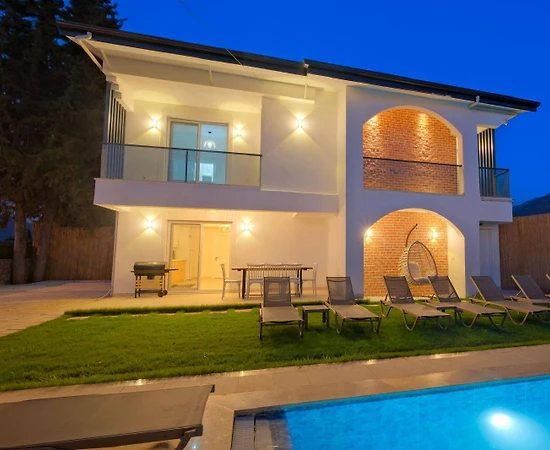 Fethiye Cami'de Geniş Bahçeli, Özel Havuzlu, Konforlu Villa - 1