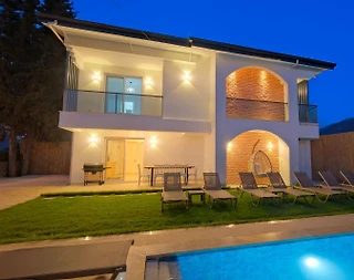 Fethiye Cami'de Geniş Bahçeli, Özel Havuzlu, Konforlu Villa - 1