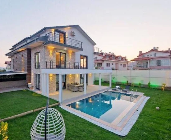 Fethiye Çamköy'de Geniş Bahçeli, Özel Havuzlu, İkiz Villa - 1