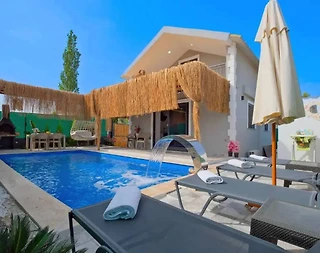 Fethiye Çamköy'de Nezih Konumda, Özel Havuzlu, Konforlu Villa - 1