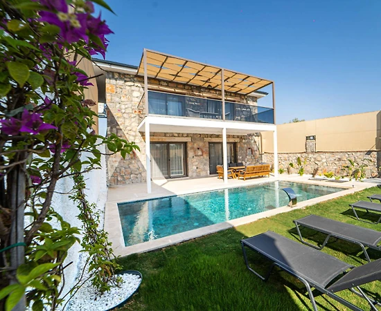 Fethiye Eldirek'te Nezih Konumda, Özel Havuzlu, Taş Villa - 1