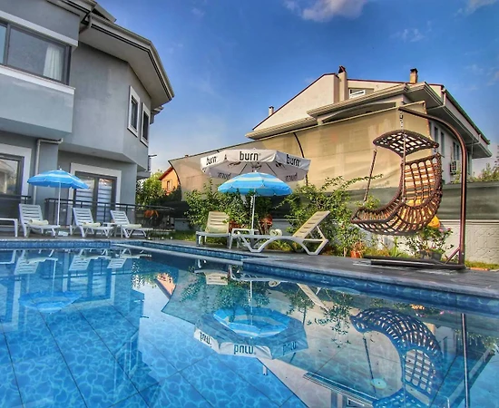 Fethiye Çiftlik'te Elverişli Konumda, Özel Havuzlu, Bahçeli Villa - 1