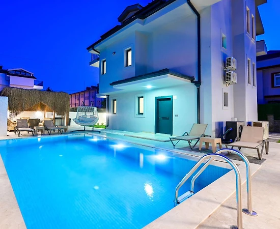 Fethiye Çiftlik'te Elverişli Konumda, Özel Havuzlu, 4+1 Villa - 1