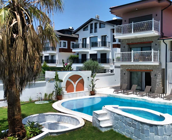 Fethiye Çiftlik'te Geniş Bahçeli, Özel Havuzlu, Kiralık Villa - 1