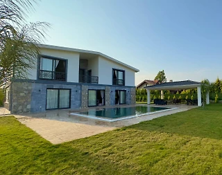 Fethiye Çiftlik'te Merkezi Konumda, Özel Havuzlu, Geniş Bahçeli Villa - 1