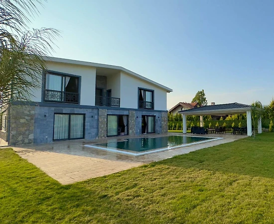 Fethiye Çiftlik'te Merkezi Konumda, Özel Havuzlu, Geniş Bahçeli Villa - 1