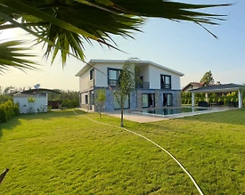 Fethiye Çiftlik'te Merkezi Konumda, Özel Havuzlu, Geniş Bahçeli Villa - 3