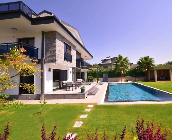 Fethiye Çiftlik'te Sakin Konumda, Özel Havuzlu, Modern Villa - 1
