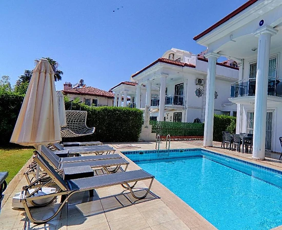 Fethiye Foça'da Merkeze Yakın Konumda, Özel Havuzlu, Kiralık Villa - 1