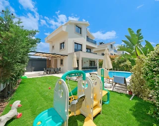Fethiye Foça'da Yemyeşil Bahçeli, Özel Havuzlu, Çocuk Oyun Alanlı Villa - 1