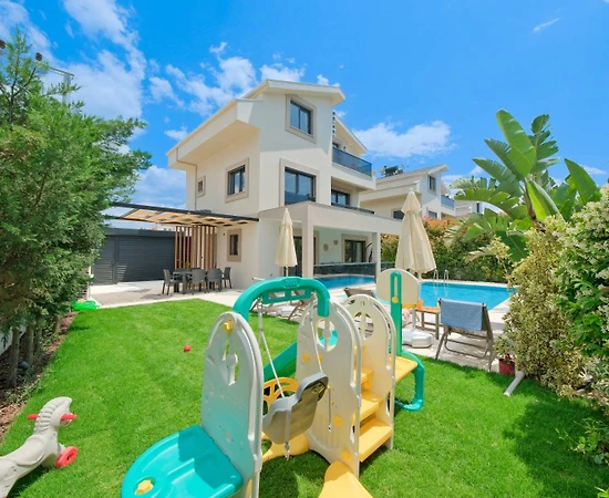 Fethiye Foça'da Yemyeşil Bahçeli, Özel Havuzlu, Çocuk Oyun Alanlı Villa - 1