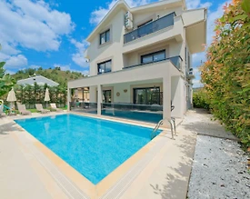Fethiye Foça'da Yemyeşil Bahçeli, Özel Havuzlu, Çocuk Oyun Alanlı Villa - 2