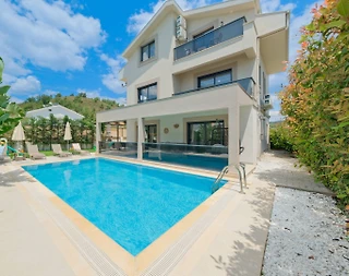 Fethiye Foça'da Yemyeşil Bahçeli, Özel Havuzlu, Çocuk Oyun Alanlı Villa - 2