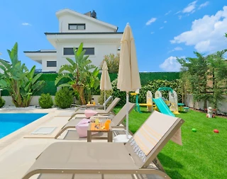 Fethiye Foça'da Yemyeşil Bahçeli, Özel Havuzlu, Çocuk Oyun Alanlı Villa - 4