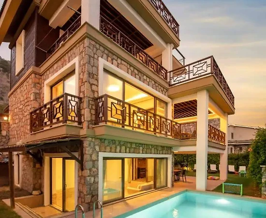 Fethiye Göcek'te Merkeze Yakın, Özel Havuzlu, Bahçeli Villa - 1