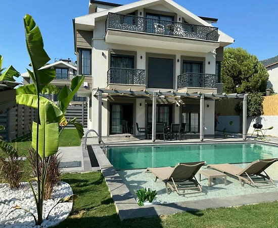 Fethiye Ölüdeniz'de Merkezi Konumda, Özel Havuzlu, 3+1 Villa - 1