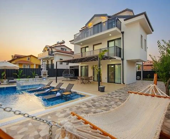 Fethiye Ölüdeniz'de Merkezi Konumda, Özel Havuzlu, Lüks Villa - 1