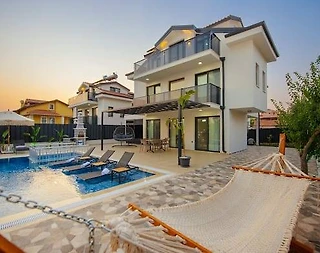 Fethiye Ölüdeniz'de Merkezi Konumda, Özel Havuzlu, Lüks Villa - 1