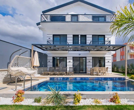 Fethiye Karaçulha'da Modern Tasarımlı, Özel Havuzlu, Bahçeli Villa - 1