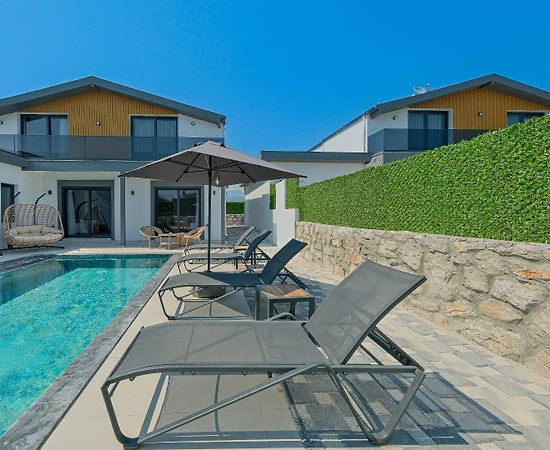 Fethiye Kargı'da Sakin Konumda, Isıtmalı Havuzlu, Modern Villa - 1