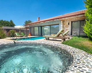 Fethiye Kayaköy'de Geniş Bahçeli, Özel Havuzlu, 4 Kişilik Villa - 2