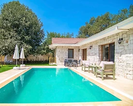 Fethiye Kayaköy'de Yeşilliklerle Dolu Bahçede, Özel Havuzlu, Kiralık Villa - 2