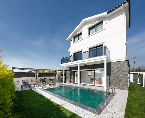 Fethiye Karaçulha'da Bahçe İçerisinde, Özel Havuzlu, Lüks Villa - 1