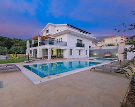 Fethiye Ölüdeniz'de Geniş Bahçe İçerisinde, Özel Havuzlu, Lüks Villa - 2