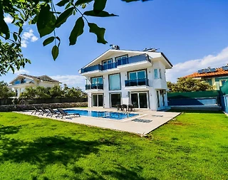 Fethiye Ölüdeniz'de Geniş Bahçeli, Özel Havuzlu, Lüks Villa - 1