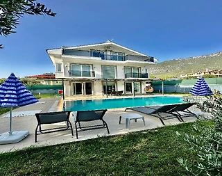 Fethiye Ölüdeniz'de Yemyeşil Bahçeli, Özel Havuzlu, Modern Villa - 2