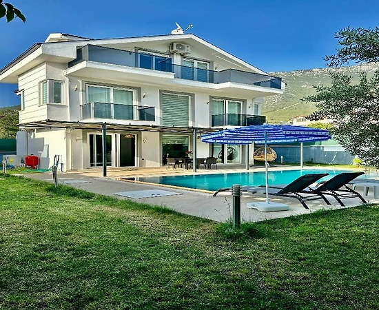 Fethiye Ölüdeniz'de Yemyeşil Bahçeli, Özel Havuzlu, Modern Villa - 1