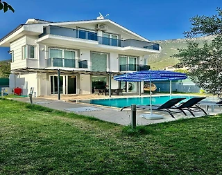 Fethiye Ölüdeniz'de Yemyeşil Bahçeli, Özel Havuzlu, Modern Villa - 1