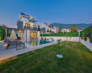 Fethiye Ölüdeniz'de Merkezi Konumda, Özel Havuzlu, Şık Villa - 1